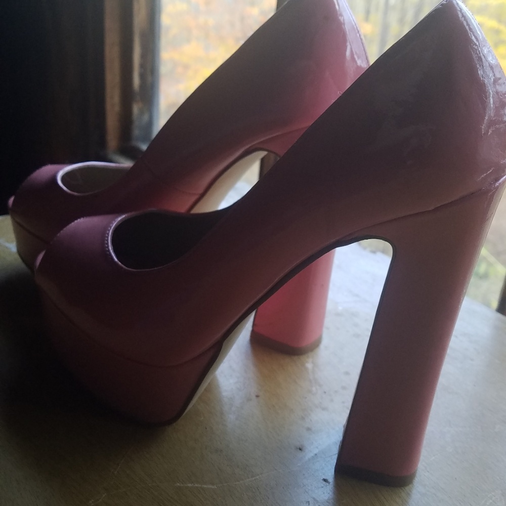 Peachy/pink patent Steve Madden heels. NWT.